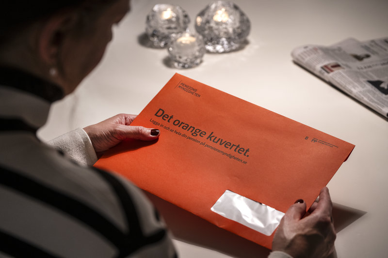 Det orange kuvertet, det årliga årsbeskedet för din allmänna pension som skickas ut i januari varje år. Foto: Anders Wiklund/TT